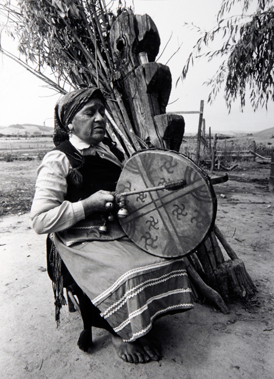Machi mapuche tocando su kultrun. FotografÃ­a de MartÃ­n Thomas. S/F. En: Archivo FotogrÃ¡fico MCHAP.
