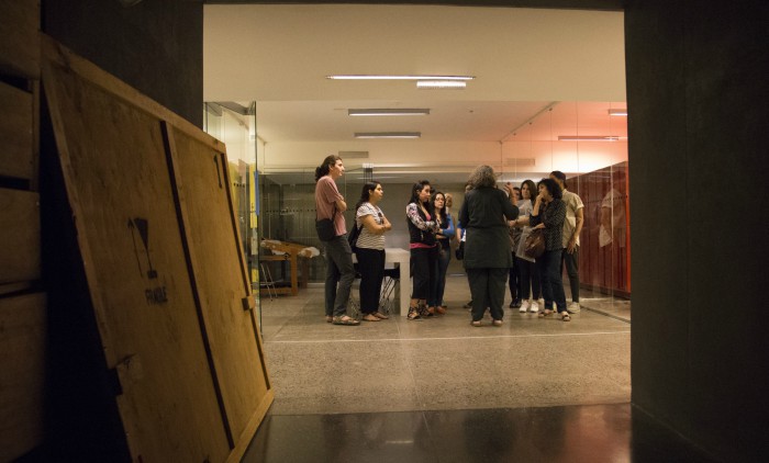 En el contexto del aniversario 36 del Museo, Pilar Alliende realiza una visita guiada al Laboratorio. Foto: Julián Ortiz.